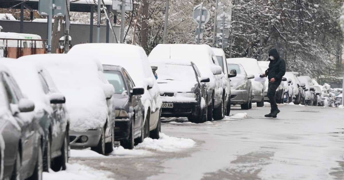 Близо 150 снегорина обработват централните улици в София. Хвърлят се