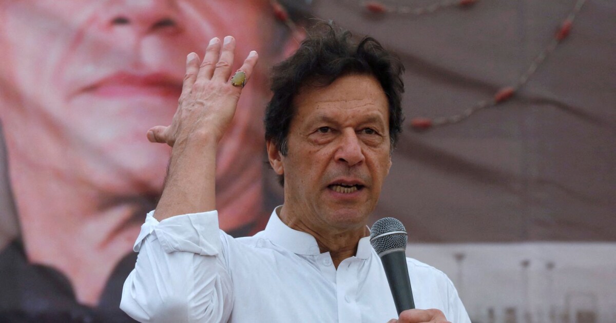 Бившият премиер на Пакистан Имран Хан влиза в централния затвор