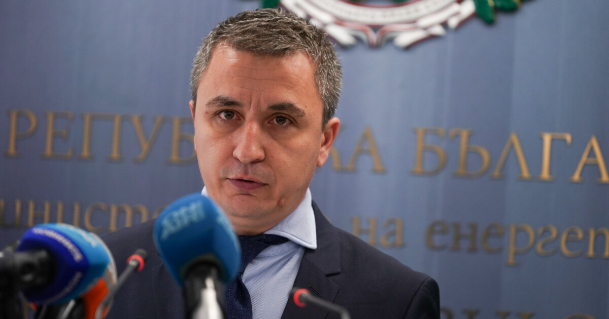 Министърът на енергетиката Александър Николов депозира тази сутрин своята оставка