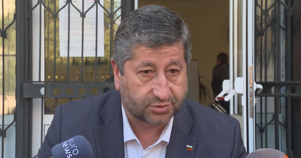 Малко преди 9 ч. гласува Христо Иванов, съпредседател на Демократична