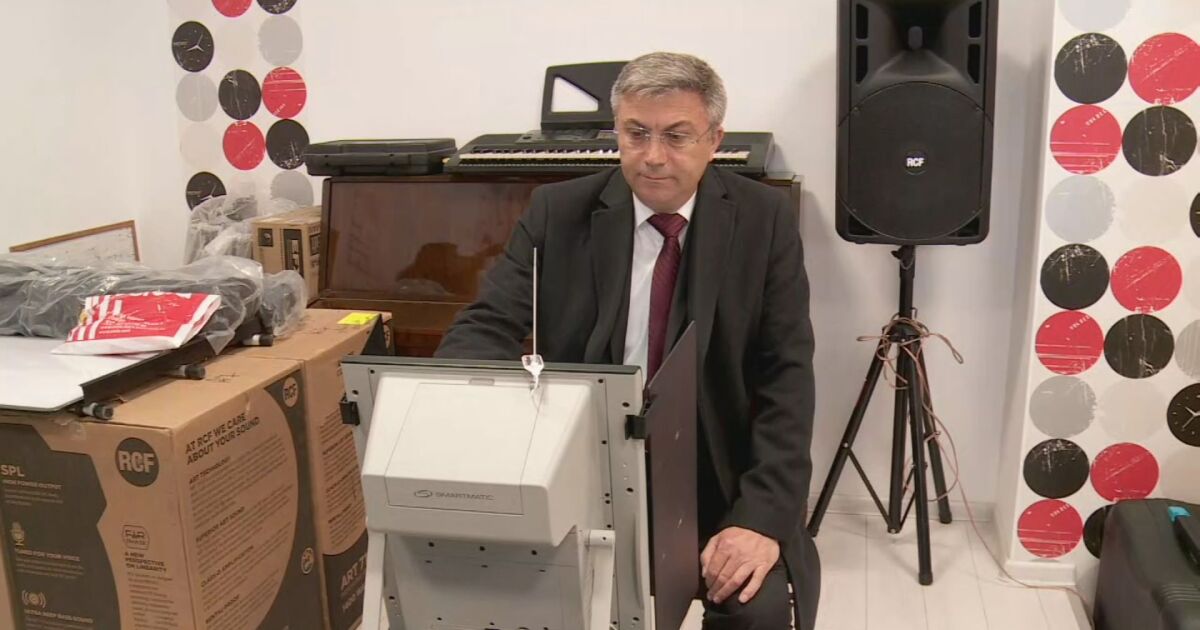 Лидерът на ДПС Мустафа Карадайъ изненадващо гласува с машина. Той