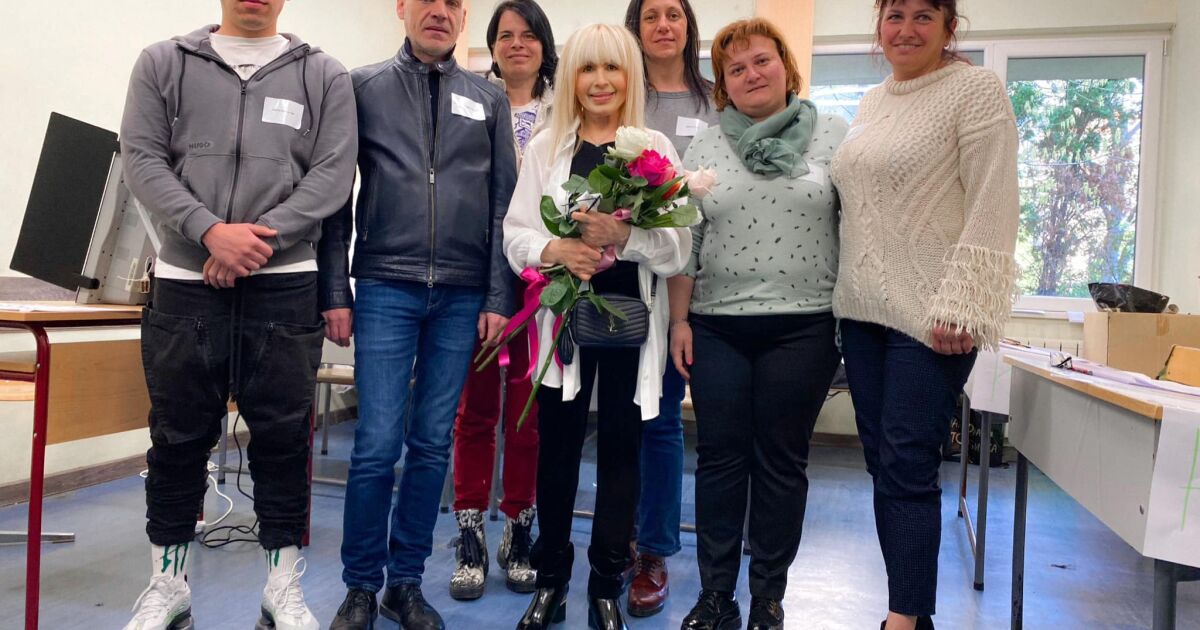 Примата на българската музика Лили Иванова гласува в изборите за