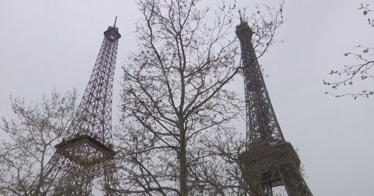 В Париж има нова Айфеловата кула. 32-метровата Айфела тежи 23