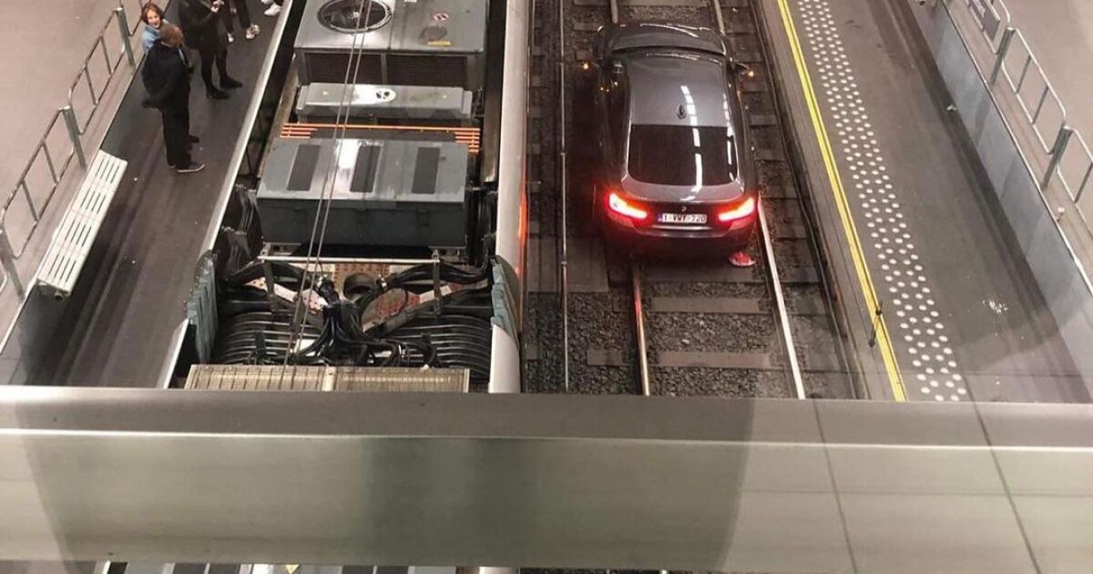 Шофьор се оказа с колата си на релсите на метрото в