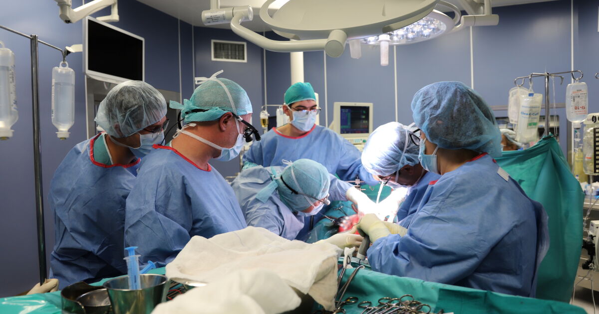 Специалисти от Военномедицинската академия (ВМА) извършиха чернодробна трансплантация, съобщиха от