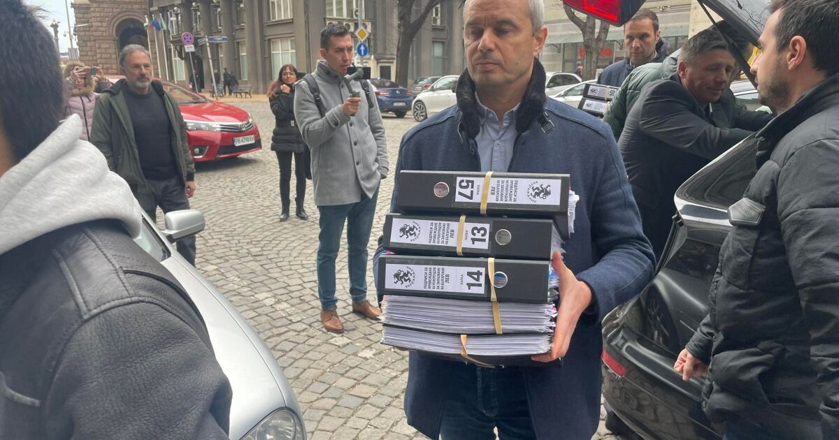  Възраждане“ внесоха събраните подписи за референдума за запазване на българския