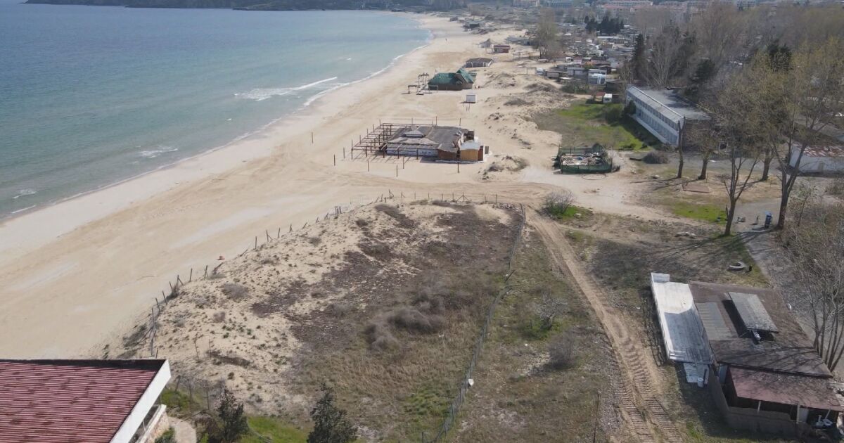Десетки декари с дюни край плаж Каваците в Созопол са
