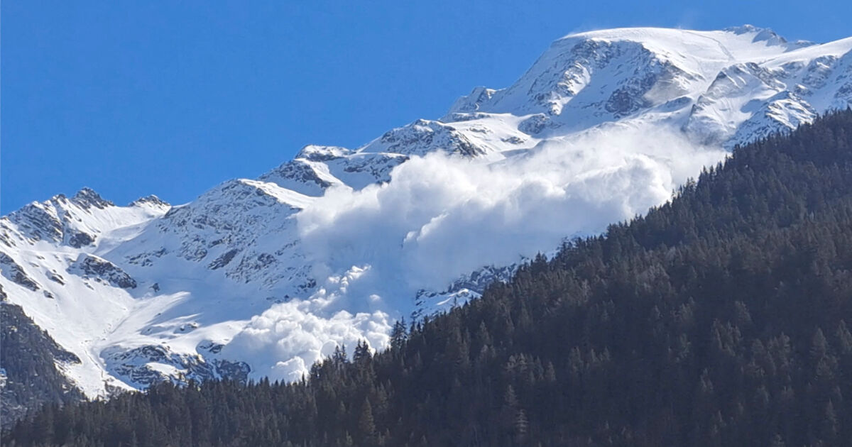 Лавина във френските Алпи отне живота на петима скиори. Други девет