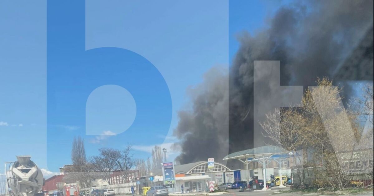 Голям пожар бушува на ул. Славянобългарска в София. В близост