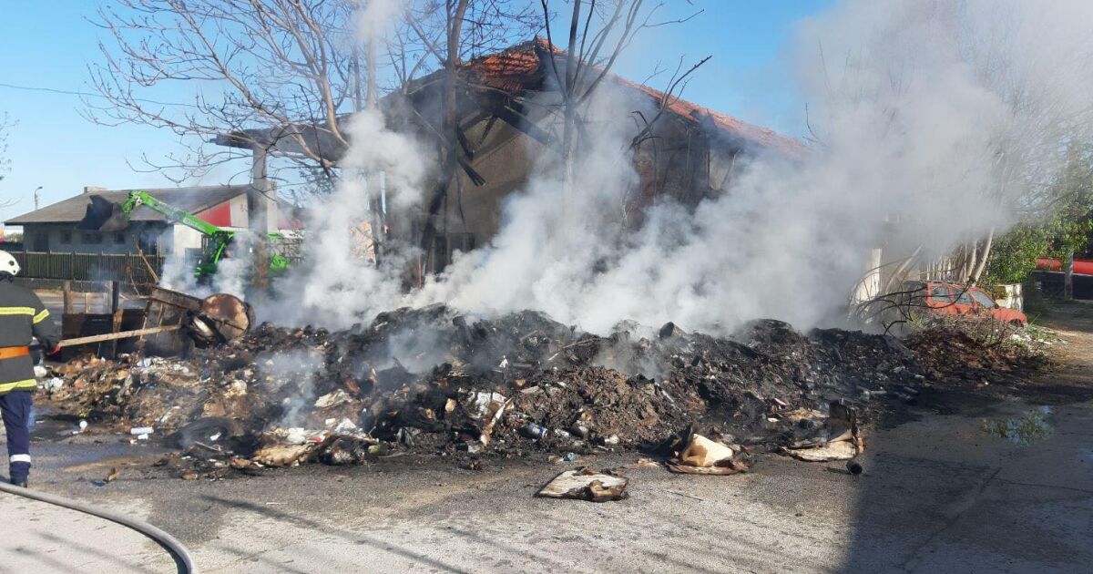 Два екипа огнеборци гасиха отпадъци, струпани близо до стара стопанска