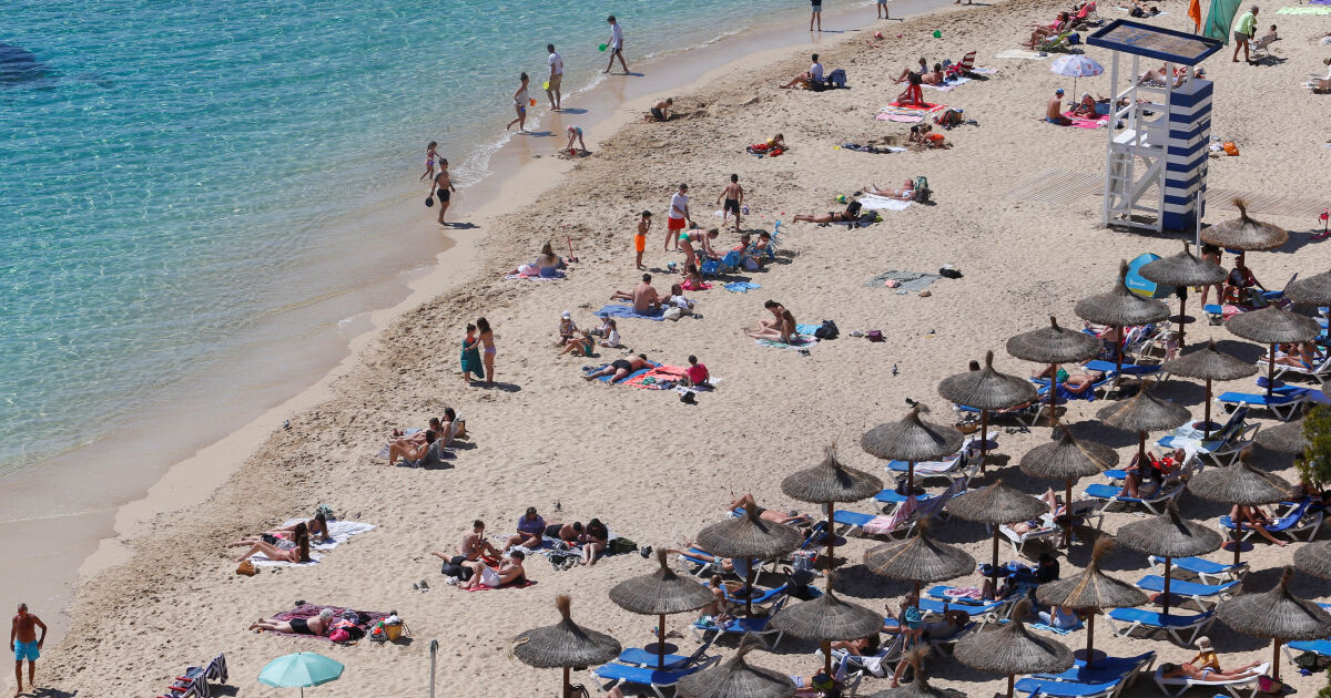 Необичайното топло време напълни плажовете с туристи в Испания. Във
