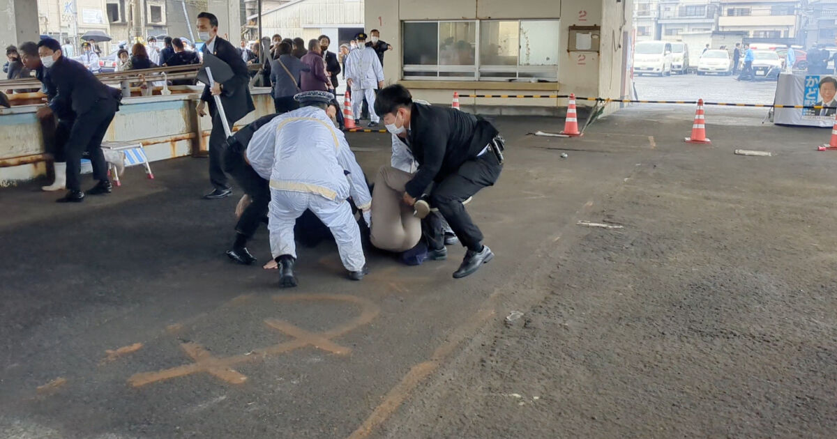 Мъж хвърли бомбичка по японския премиер Фумио Кишида на предизборен
