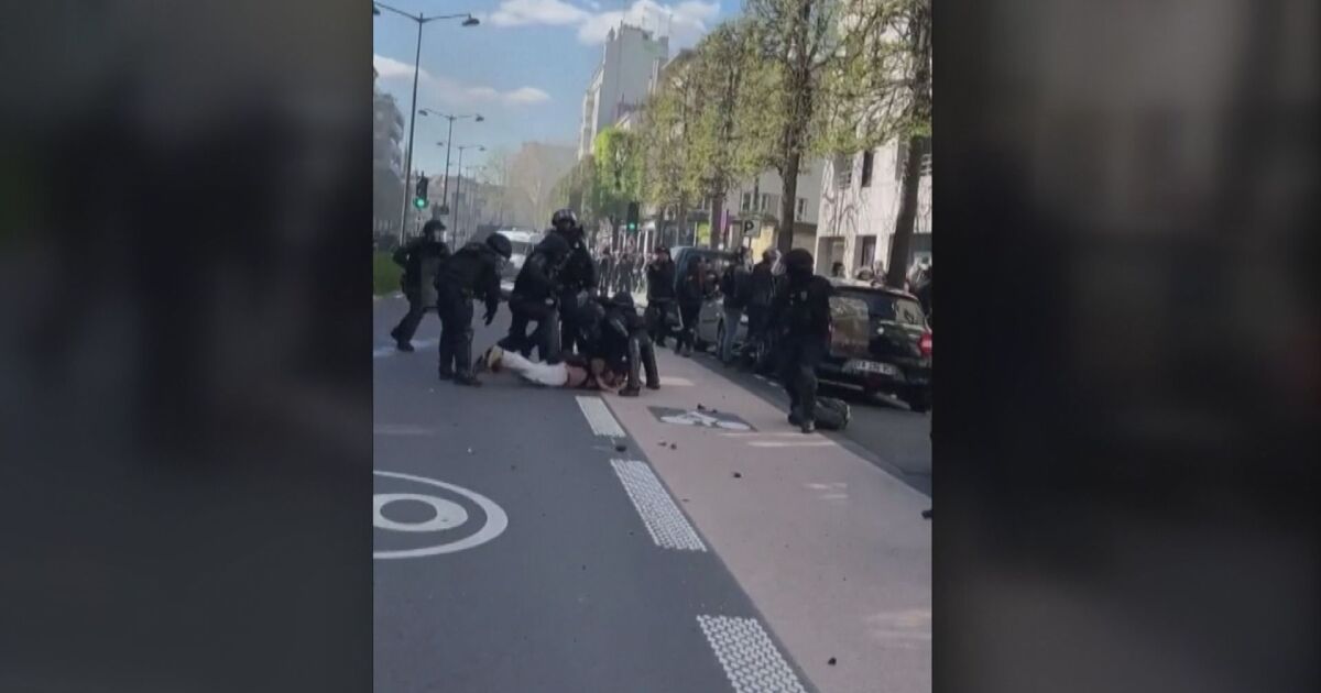 Полицейско насилие срещу двама протестиращи във френския град Рен. Клип