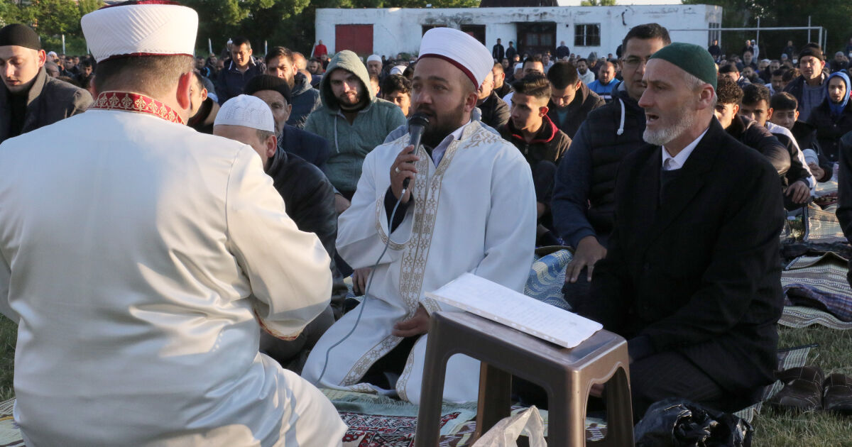 Мюсюлманите отбелязват днес Рамазан Байрам, с който приключват едномесечните пости.