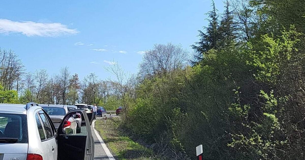 Челен сблъсък между два автомобила затвори пътя Бургас-Варна. За щастие