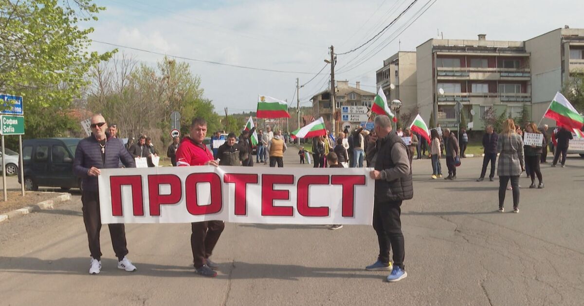Жители на Българово блокираха за час възлово кръстовище за магистрала