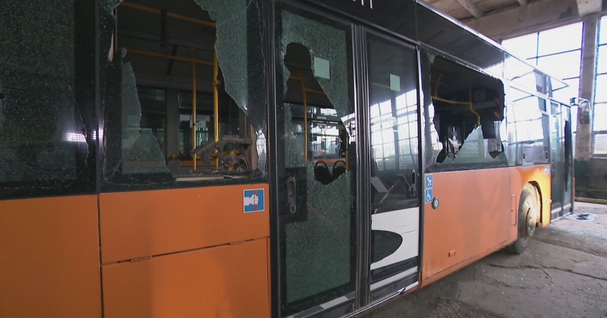 Атака с камъни срещу градския транспорт в София. Неизвестни нападнаха автобус
