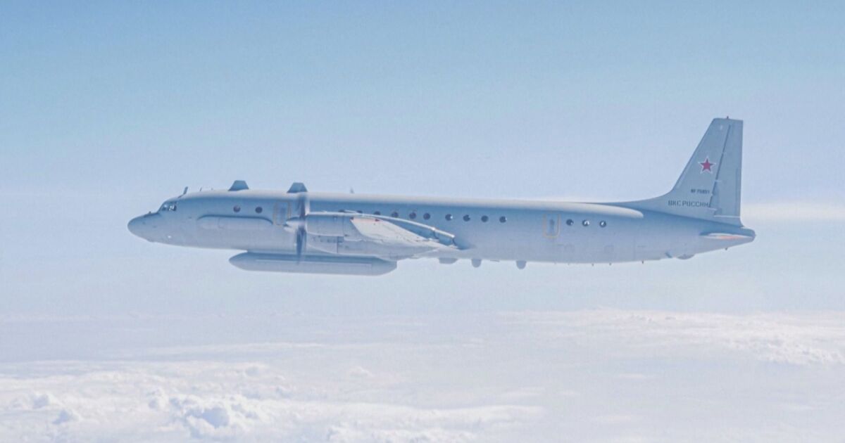 Три руски военни самолета, летящи без транспондери, са били прихванати
