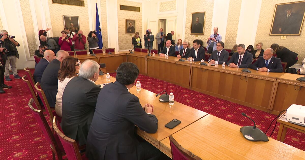 ГЕРБ-СДС и ПП-ДБ проведоха извънредна среща в кулоарите на Народното събрание.