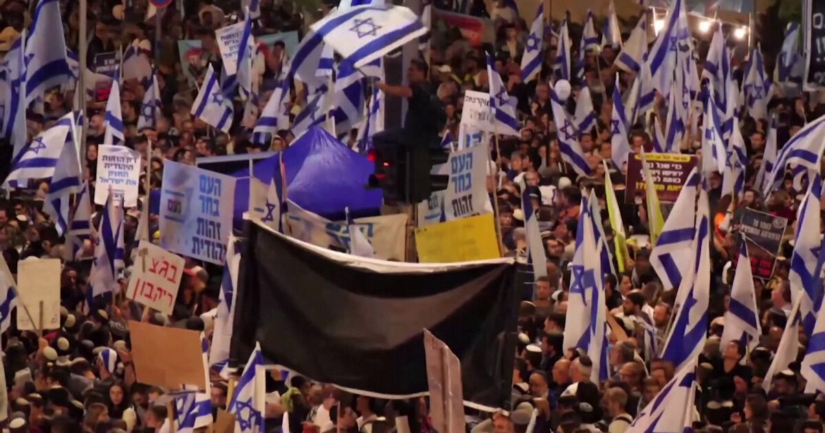 Десетки хиляди израелци излязоха по улиците на Ерусалим снощи, за