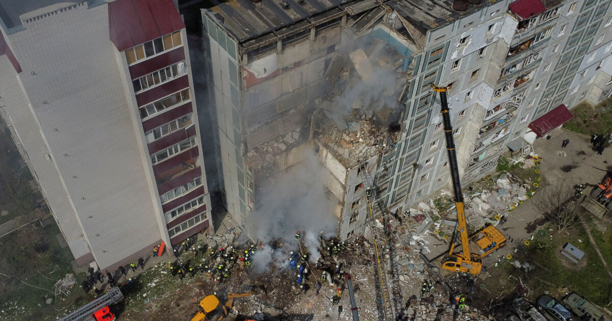 Рано в петък руска ракетна атака разруши 9-етажен жилищен блок