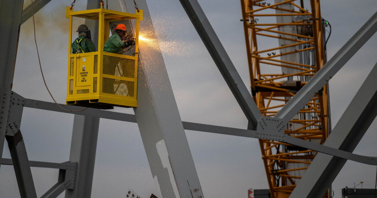 В американския град Балтимор започна операция за разчистване на отломките