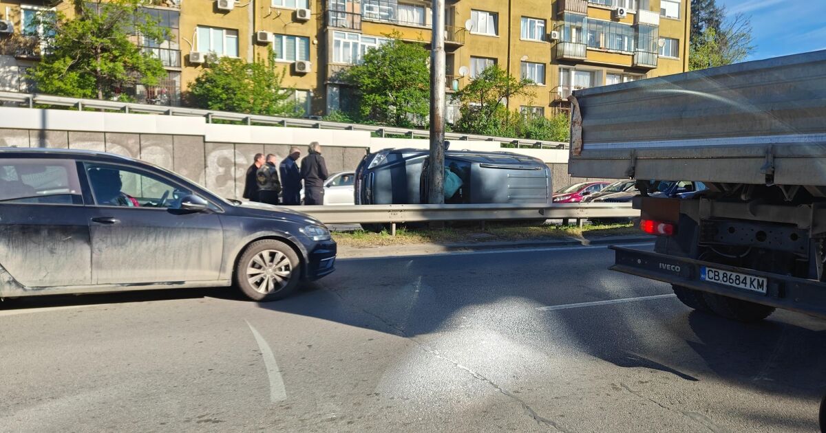 Автомобил се е обърнал в крайна лява лена на бул.