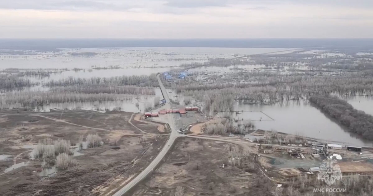 Близо 2900 домове в руската Оренбургска област са били наводнени,
