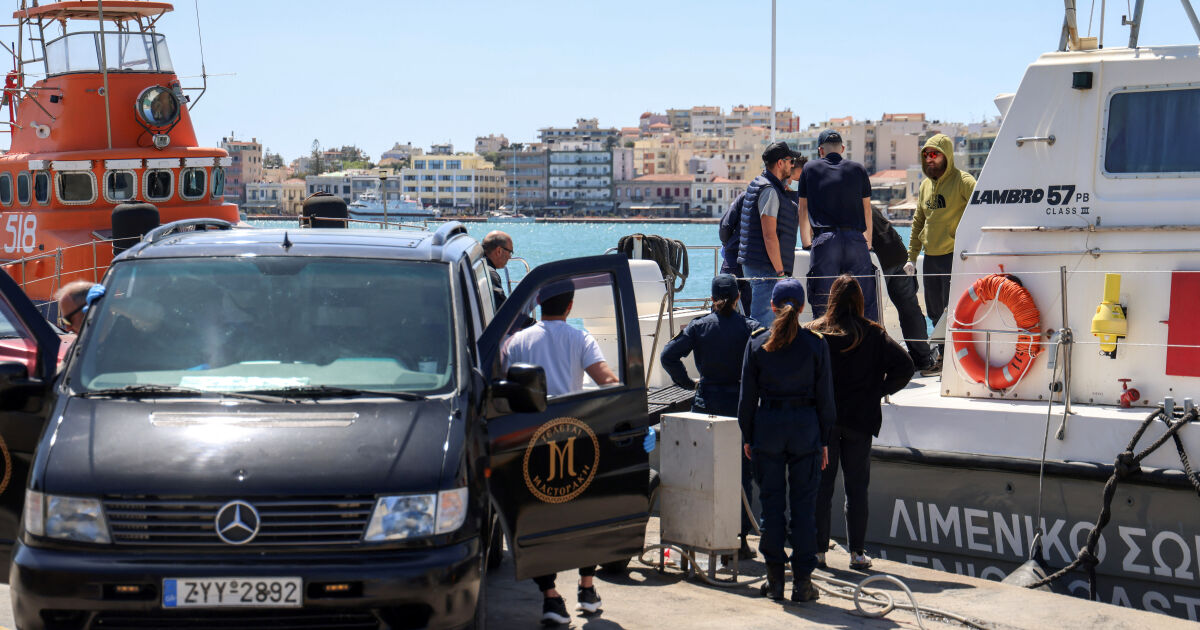 Гръцката брегова охрана е спасила 19 мигранти, след като лодката