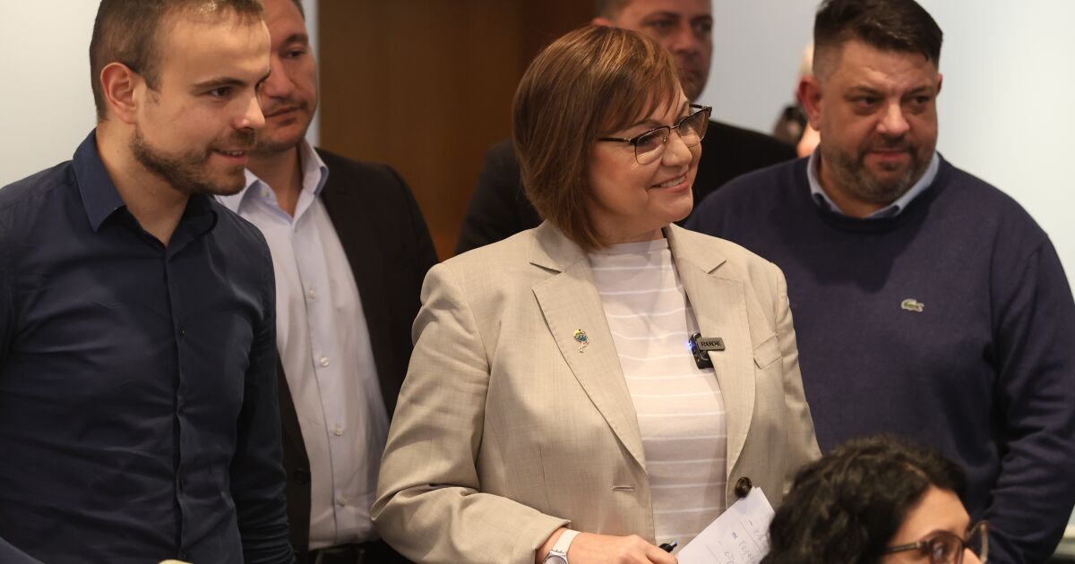 Лидерът на БСП Корнелия Нинова подава ръка на напусналите столетницата.