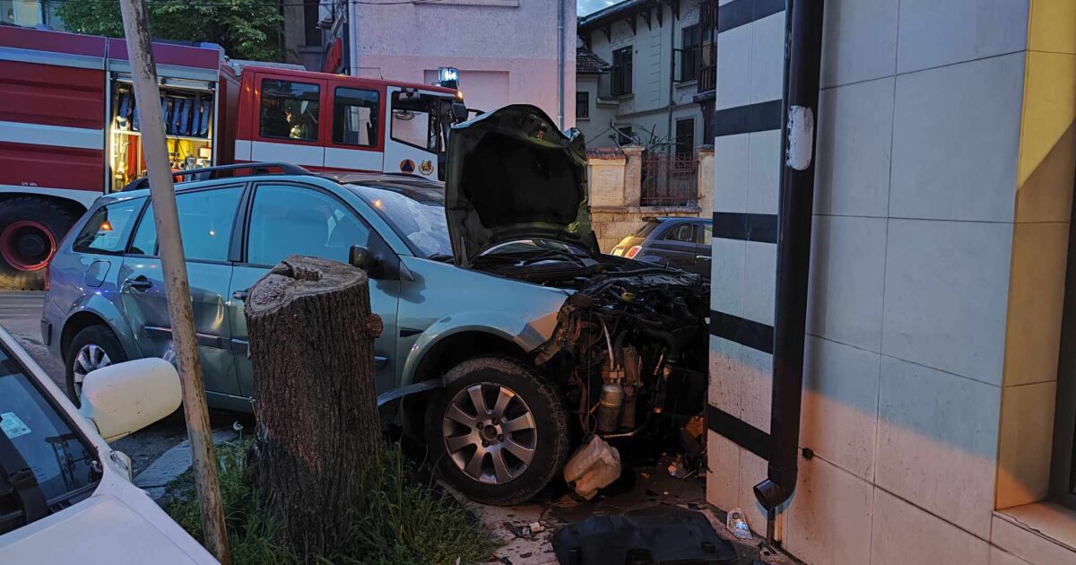 Пътник пострада при катастрофа, а лек автомобил се заби във