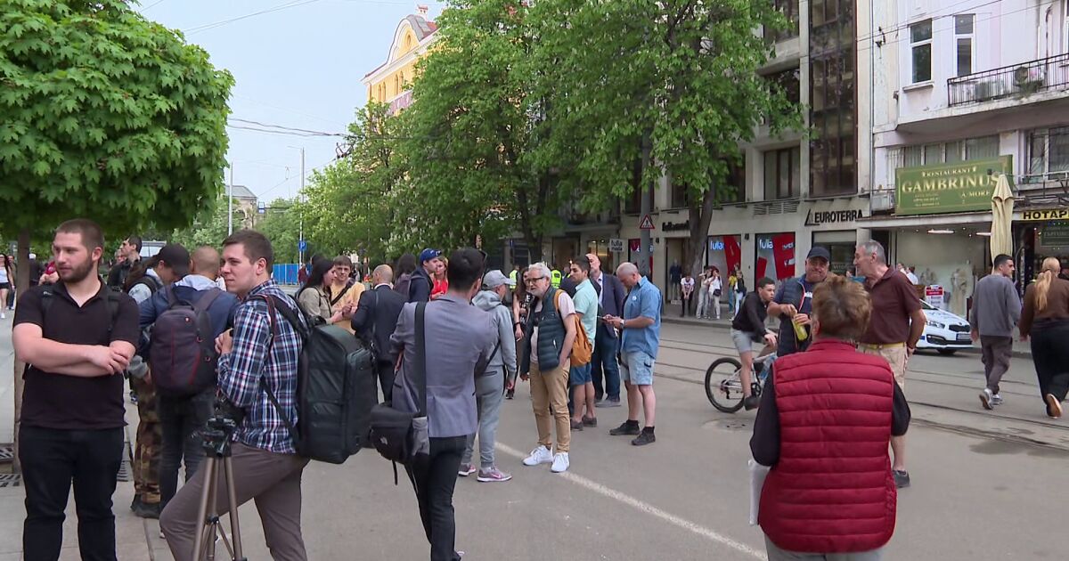 Десетки се събраха на протест пред Съдебната палата в София. Недоволството