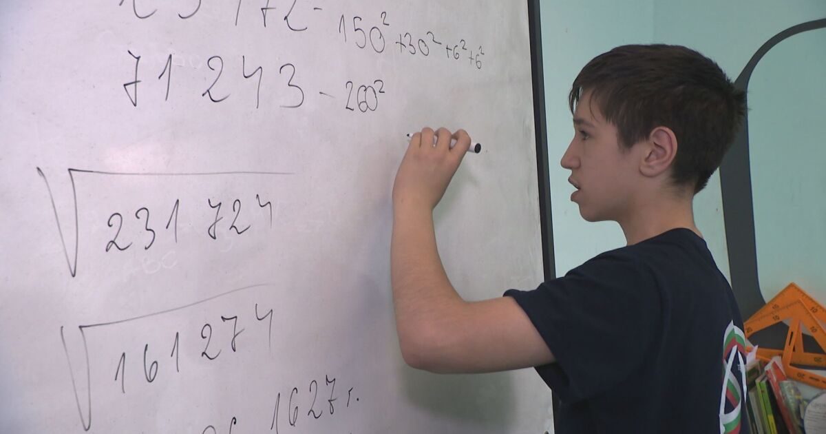 13-годишният математик Калоян Гешев стана световен шампион по скоростна калкулация.