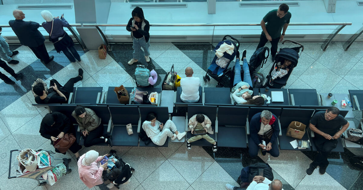 120 българи са блокирани на летището в Дубай, съобщиха за