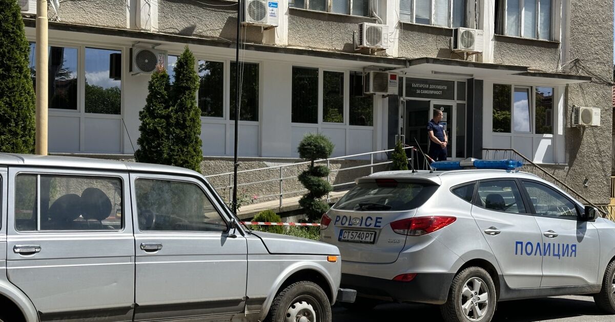 Мъж е пострадал при инцидент до Районното управление в Казанлък. По