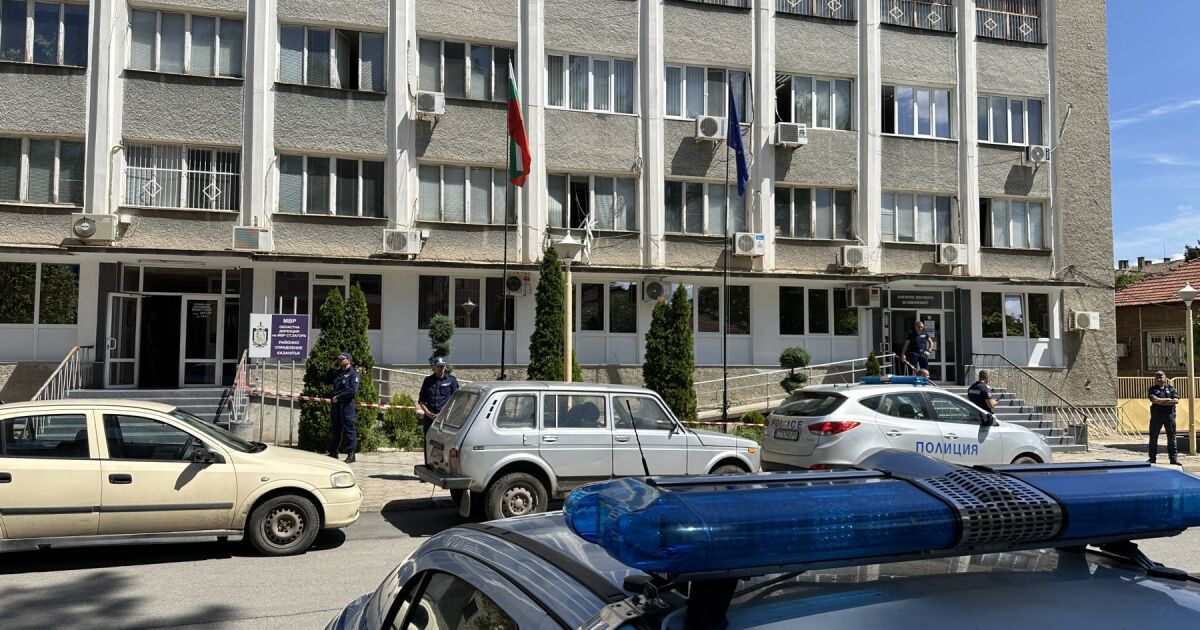Мъж е пострадал при инцидент в Районното управление в Казанлък. Мъж е