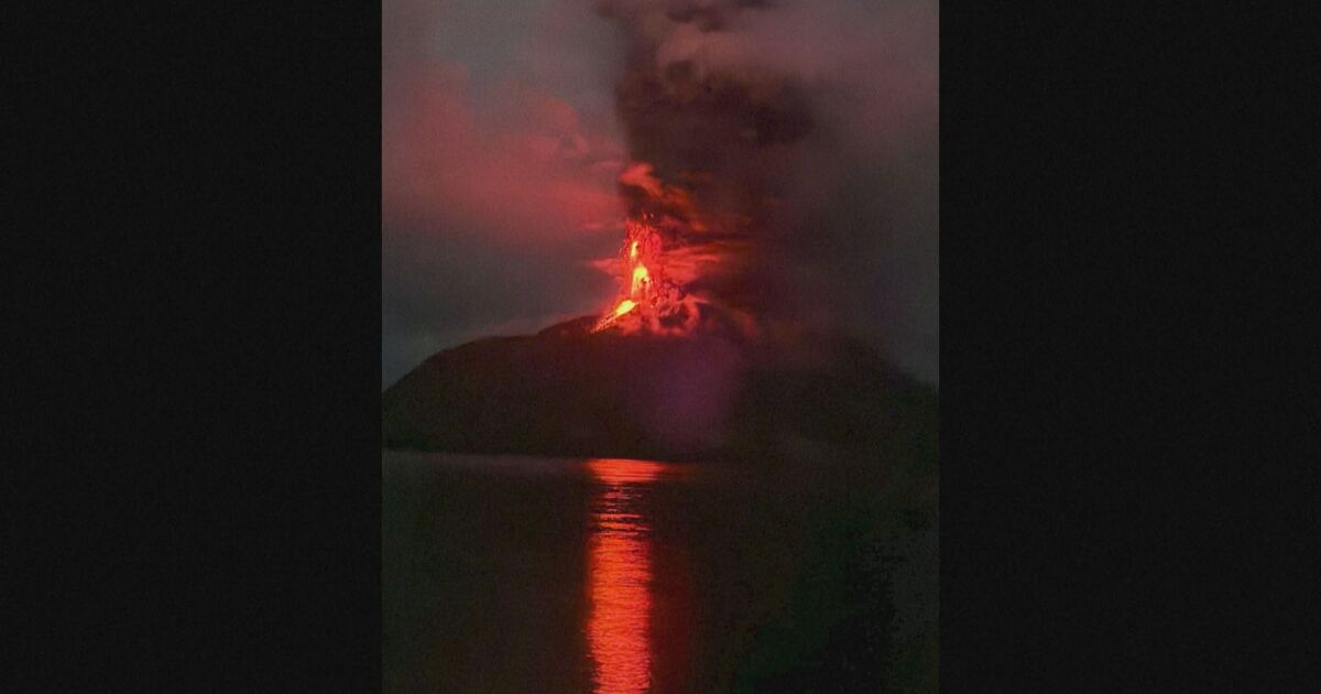 Вулканът Руанг в Индонезия изригна отново, а кратерът му бе