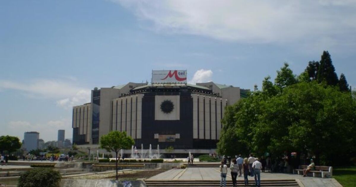 Нападение с бухалки в района на пилоните на НДК. Няколко