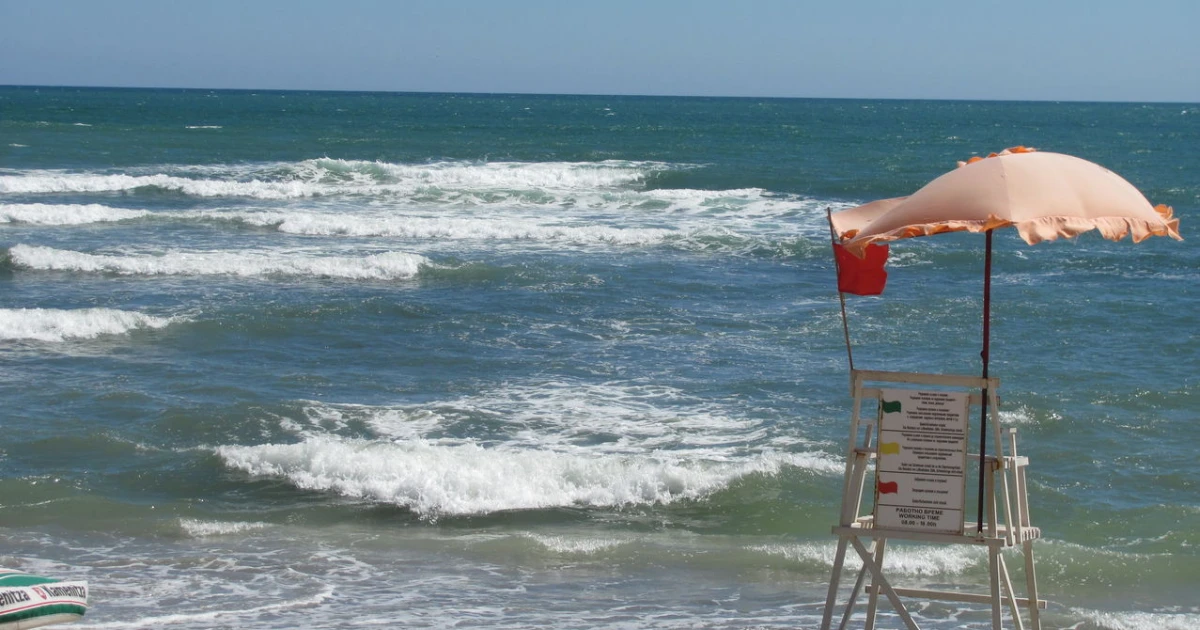 Тялото на единия от двамата мъже, които изчезнаха в бурното