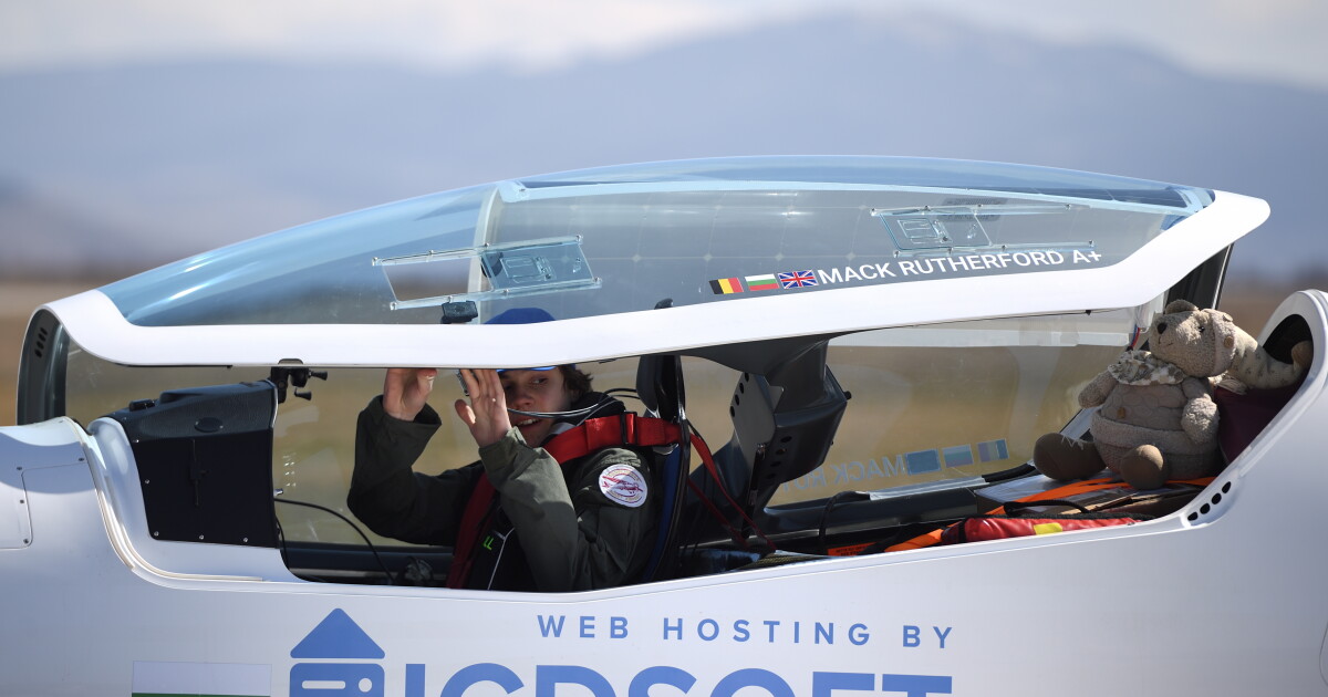 Снимка: Мак Ръдърфорд тръгна на околосветска обиколка със своя ултралек самолет