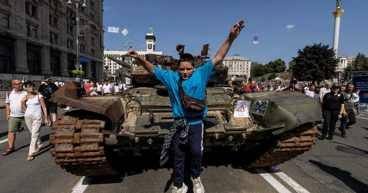 Правителството на Украйна се подигра на Русия със собствен Парад