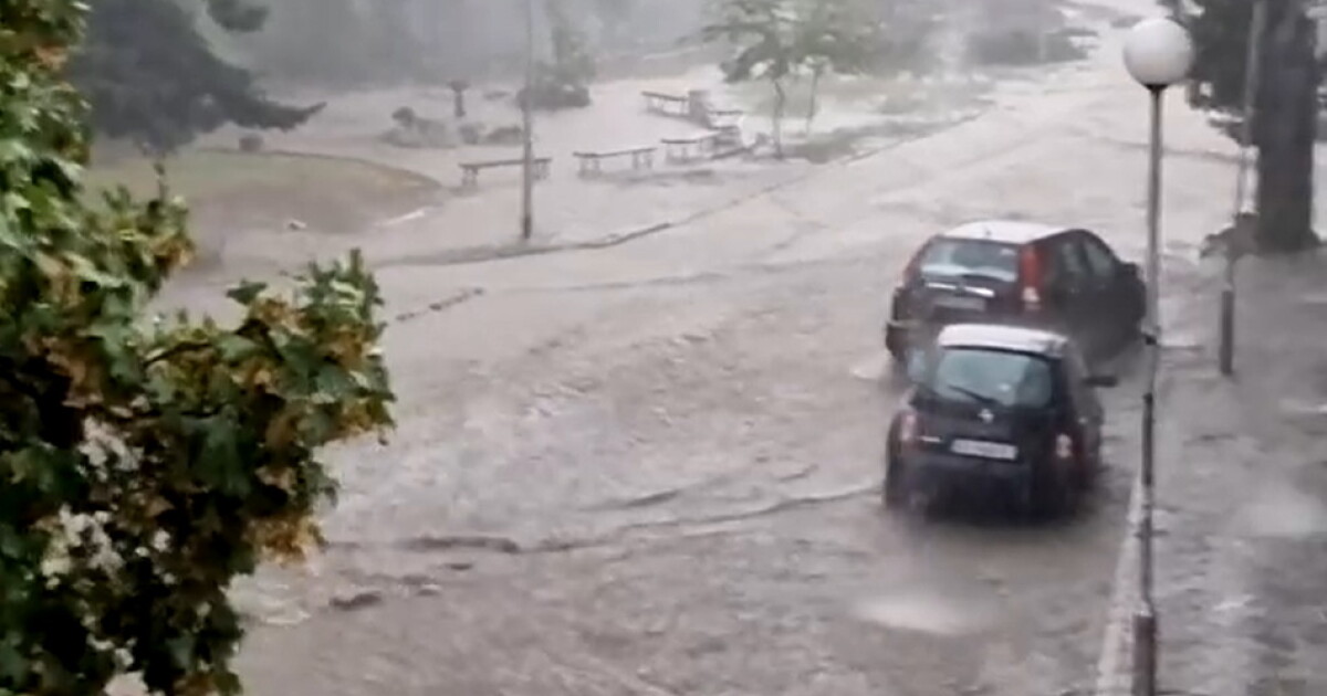 Проливен дъжд доведе до наводнение в Карлово.Някои от улиците са