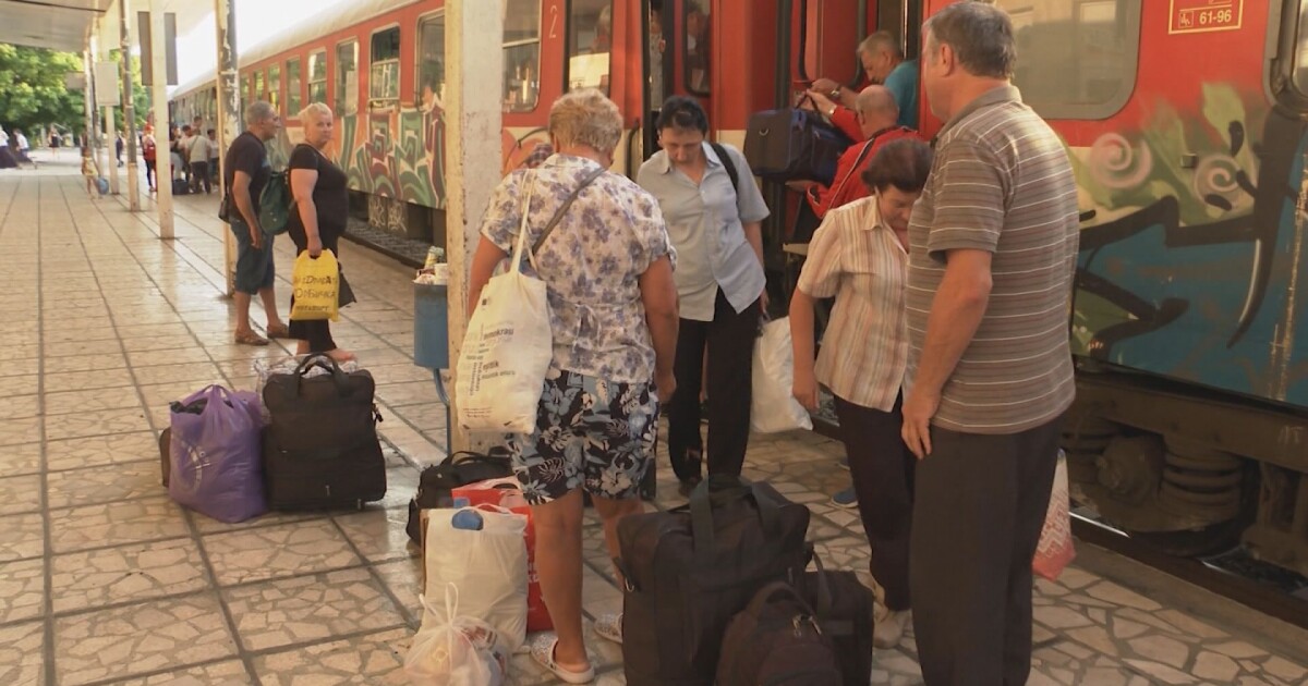 Снимка: Обратно у дома: Украинци масово се връщат по родните си места