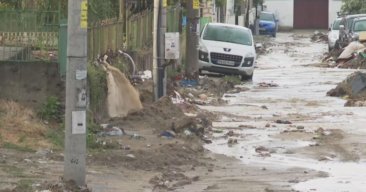 Снимка: Проливният дъжд в Карлово отново наводни професионалната гимназия и превърна улици в реки