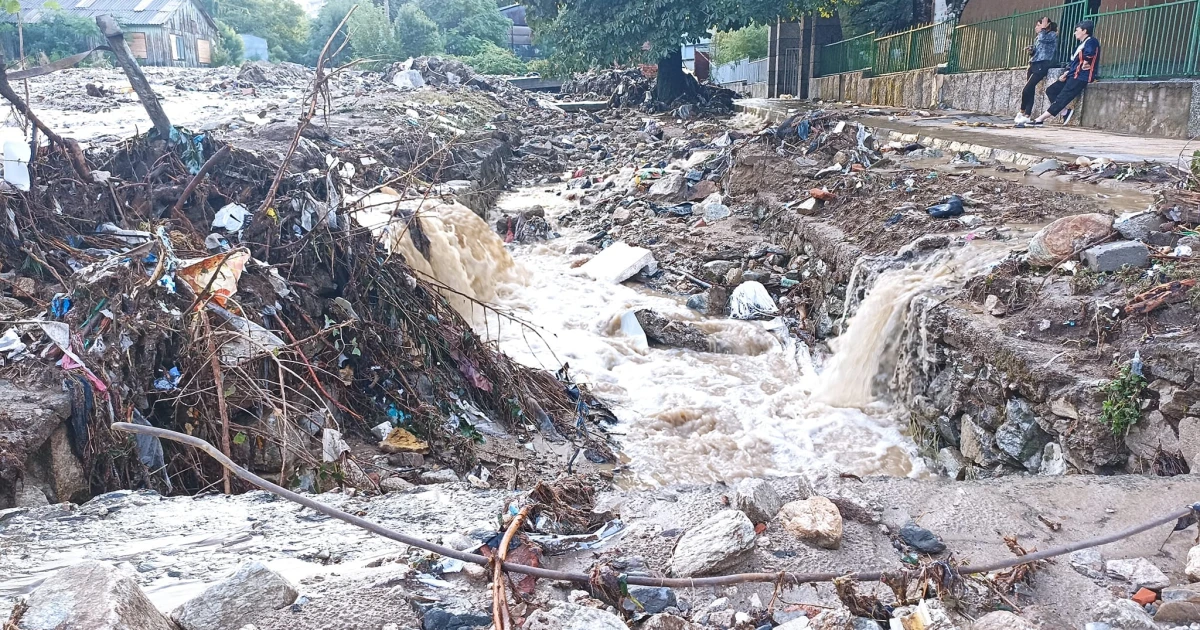 Борбата с последствията от наводненията в Карловско продължава. Водата в