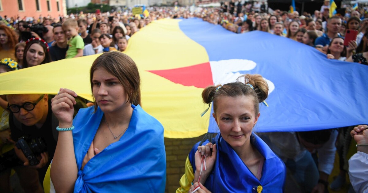 Западният свят демонстрира солидарност с Украйна, докато страната отбелязва своята