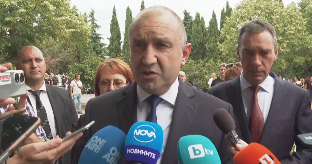 Президентът Румен Радев отиде в Бургас, за да изрази съболезнования