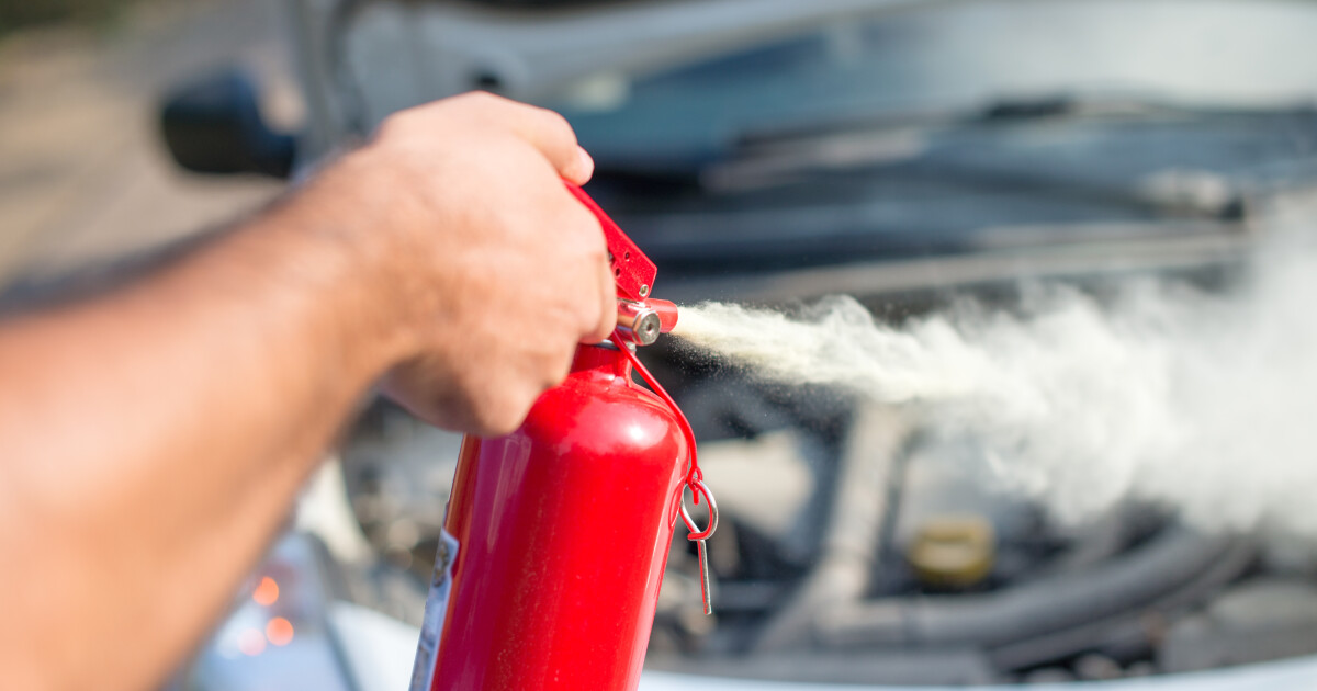 През летните месеци опасността от пожар в автомобила е най-голяма.