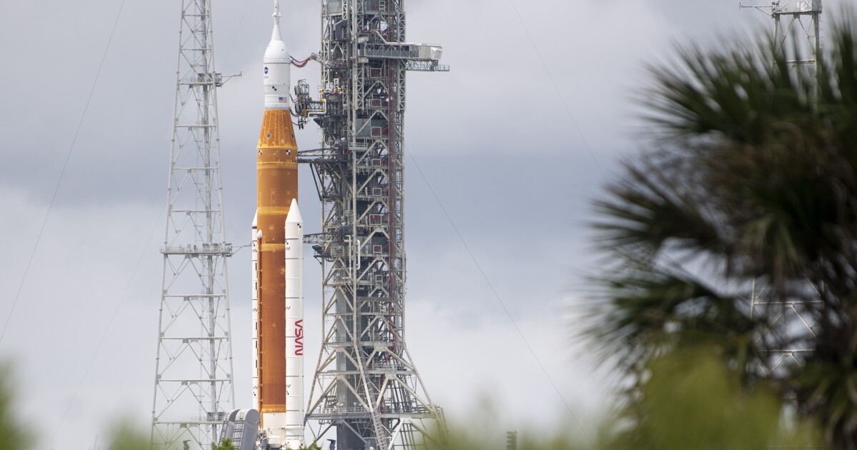 Ден след отложения старт на излитането на мега-ракетата на НАСА
