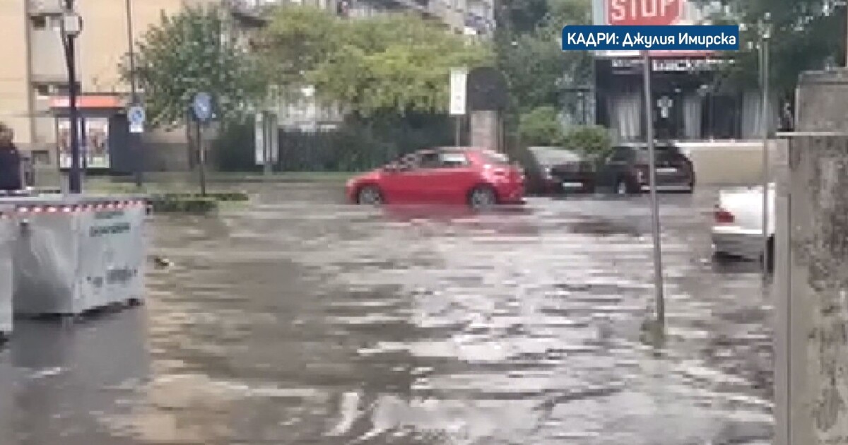 Кратък, но проливен дъжд се изсипа в Пазарджик. Зрители сигнализират,